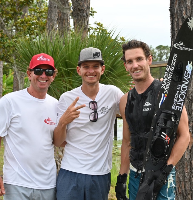 De gauche Ã  droite, Clint (son pÃ¨re), Vince (son frÃ¨re) et Beny Ã  la sortie de l'eau.